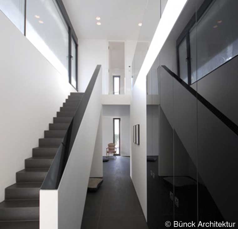 Moderne Innenraumgestaltung in puristischem Weiß Moderne Innenraumgestaltung in puristischem Weiß